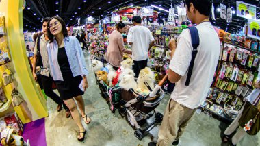 QSNCC 'de Tayland' da Hayvan Fuarı. Ziyaretçiler, alışveriş için kendi hayvanlarını getirebilir ve diğer evcil hayvan severler ile etkinliklerin tadını çıkarabilirler. Bangkok, Tayland - 2 Ağustos 2025.