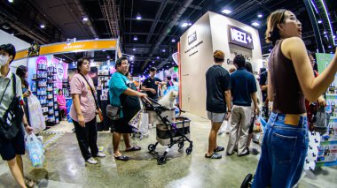 QSNCC 'de Tayland' da Hayvan Fuarı. Ziyaretçiler, alışveriş için kendi hayvanlarını getirebilir ve diğer evcil hayvan severler ile etkinliklerin tadını çıkarabilirler. Bangkok, Tayland - 2 Ağustos 2025.