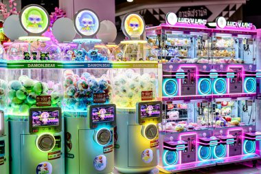 MIXT Chatuchak alışveriş merkezinde turistler ve ziyaretçiler için Coin işletilmiş oyun makinelerinin köşesinde şanslarını deneyebilsinler diye iç mekan. Bangkok, Tayland. - Bölüm 19, 2025.