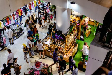 MIXT Chatuchak alışveriş merkezinde turistler ve ziyaretçiler için Coin işletilmiş oyun makinelerinin köşesinde şanslarını deneyebilsinler diye iç mekan. Bangkok, Tayland. - Bölüm 19, 2025.