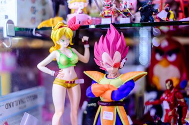 Farklı stillerde Japon plastik oyuncak bebekleri, MIXT Chatuchak 'ta alıcılar için hatıra koleksiyonu olarak satılıyor. Bangkok, Tayland. - 8 Ağustos 2025 .