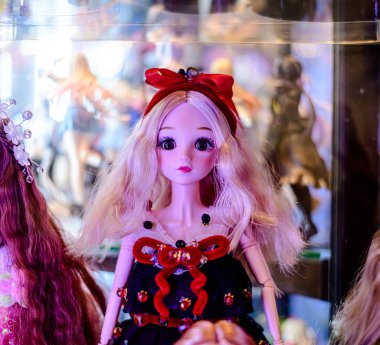 Farklı stillerde Japon plastik oyuncak bebekleri, MIXT Chatuchak 'ta alıcılar için hatıra koleksiyonu olarak satılıyor. Bangkok, Tayland. - 8 Ağustos 2025 .