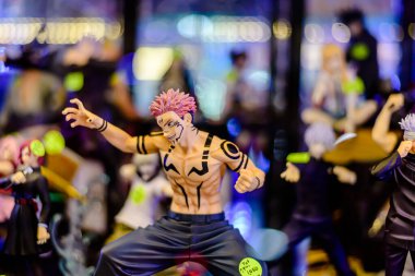 Farklı stillerde Japon plastik oyuncak bebekleri, MIXT Chatuchak 'ta alıcılar için hatıra koleksiyonu olarak satılıyor. Bangkok, Tayland. - 8 Ağustos 2025 .