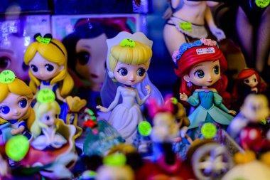 Farklı stillerde Japon plastik oyuncak bebekleri, MIXT Chatuchak 'ta alıcılar için hatıra koleksiyonu olarak satılıyor. Bangkok, Tayland. - 8 Ağustos 2025 .