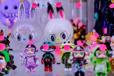 Farklı stillerde Japon plastik oyuncak bebekleri, MIXT Chatuchak 'ta alıcılar için hatıra koleksiyonu olarak satılıyor. Bangkok, Tayland. - 8 Ağustos 2025 .