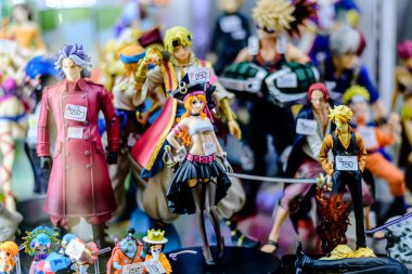 Farklı stillerde Japon plastik oyuncak bebekleri, MIXT Chatuchak 'ta alıcılar için hatıra koleksiyonu olarak satılıyor. Bangkok, Tayland. - 8 Ağustos 2025.