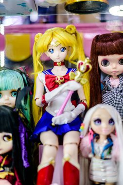 Farklı stillerde Japon plastik oyuncak bebekleri, MIXT Chatuchak 'ta alıcılar için hatıra koleksiyonu olarak satılıyor. Bangkok, Tayland. - 8 Ağustos 2025.