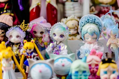 Farklı stillerde Japon plastik oyuncak bebekleri, MIXT Chatuchak 'ta alıcılar için hatıra koleksiyonu olarak satılıyor. Bangkok, Tayland. - 8 Ağustos 2025.