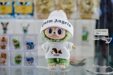 Farklı stillerde Japon plastik oyuncak bebekleri, MIXT Chatuchak 'ta alıcılar için hatıra koleksiyonu olarak satılıyor. Bangkok, Tayland. - 8 Ağustos 2025.