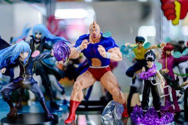 Farklı stillerde Japon plastik oyuncak bebekleri, MIXT Chatuchak 'ta alıcılar için hatıra koleksiyonu olarak satılıyor. Bangkok, Tayland. - 8 Ağustos 2025.