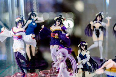 Farklı stillerde Japon plastik oyuncak bebekleri, MIXT Chatuchak 'ta alıcılar için hatıra koleksiyonu olarak satılıyor. Bangkok, Tayland. - 8 Ağustos 2025.