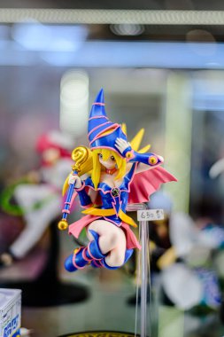 Farklı stillerde Japon plastik oyuncak bebekleri, MIXT Chatuchak 'ta alıcılar için hatıra koleksiyonu olarak satılıyor. Bangkok, Tayland. - 8 Ağustos 2025.