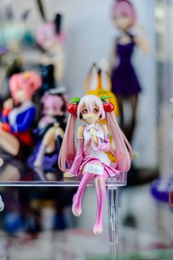 Farklı stillerde Japon plastik oyuncak bebekleri, MIXT Chatuchak 'ta alıcılar için hatıra koleksiyonu olarak satılıyor. Bangkok, Tayland. - 8 Ağustos 2025.