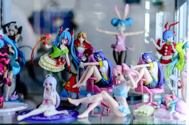 Farklı stillerde Japon plastik oyuncak bebekleri, MIXT Chatuchak 'ta alıcılar için hatıra koleksiyonu olarak satılıyor. Bangkok, Tayland. - 8 Ağustos 2025.