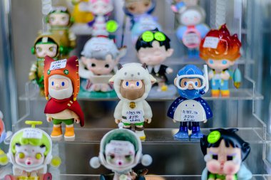 Farklı stillerde Japon plastik oyuncak bebekleri, MIXT Chatuchak 'ta alıcılar için hatıra koleksiyonu olarak satılıyor. Bangkok, Tayland. - 8 Ağustos 2025.
