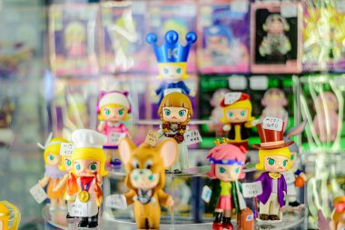 Farklı stillerde Japon plastik oyuncak bebekleri, MIXT Chatuchak 'ta alıcılar için hatıra koleksiyonu olarak satılıyor. Bangkok, Tayland. - 8 Ağustos 2025.