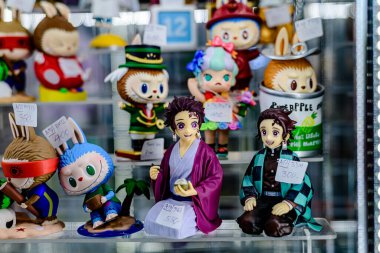 Farklı stillerde Japon plastik oyuncak bebekleri, MIXT Chatuchak 'ta alıcılar için hatıra koleksiyonu olarak satılıyor. Bangkok, Tayland. - 8 Ağustos 2025.