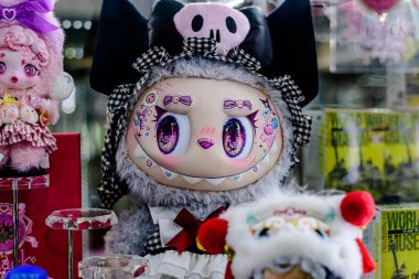 Farklı stillerde Japon plastik oyuncak bebekleri, MIXT Chatuchak 'ta alıcılar için hatıra koleksiyonu olarak satılıyor. Bangkok, Tayland. - 8 Ağustos 2025.