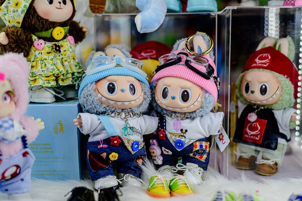 Миниатюрные куклы японских пластиковых моделей в разных стилях, продающиеся в MIXT Chatuchak в качестве сувенирной коллекции для покупателей. Бангкок, Таиланд. - 8 августа 2025 года.