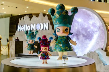 Icon Siyam, turistler ve yerel halk tarafından yapılan alışveriş için Space Molly bebeğinin küçük bir sergisini satın alıyor. Bangkok, Tayland. - 11 Ağustos 2025.