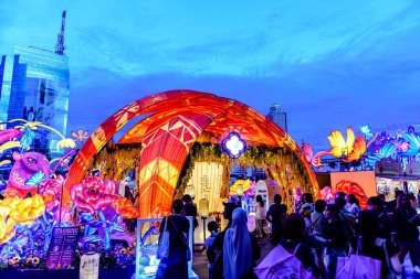 Icon Siyam alışveriş merkezi, nehir kenarındaki parkta YUYUAN Fener Festivali düzenliyor. Turistler ve yerel halk tarafından ziyaret ediliyor. Bangkok, Tayland. - 13 Ağustos 2025.