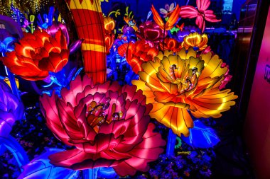 Icon Siyam alışveriş merkezi, nehir kenarındaki parkta YUYUAN Fener Festivali düzenliyor. Turistler ve yerel halk tarafından ziyaret ediliyor. Bangkok, Tayland. - 13 Ağustos 2025.