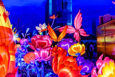 Icon Siyam alışveriş merkezi, nehir kenarındaki parkta YUYUAN Fener Festivali düzenliyor. Turistler ve yerel halk tarafından ziyaret ediliyor. Bangkok, Tayland. - 13 Ağustos 2025.