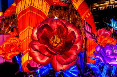 Icon Siyam alışveriş merkezi, nehir kenarındaki parkta YUYUAN Fener Festivali düzenliyor. Turistler ve yerel halk tarafından ziyaret ediliyor. Bangkok, Tayland. - 13 Ağustos 2025.