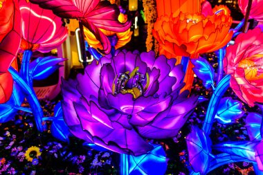 Icon Siyam alışveriş merkezi, nehir kenarındaki parkta YUYUAN Fener Festivali düzenliyor. Turistler ve yerel halk tarafından ziyaret ediliyor. Bangkok, Tayland. - 13 Ağustos 2025.