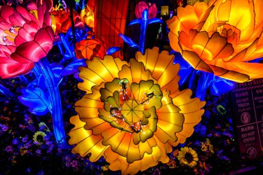 Icon Siyam alışveriş merkezi, nehir kenarındaki parkta YUYUAN Fener Festivali düzenliyor. Turistler ve yerel halk tarafından ziyaret ediliyor. Bangkok, Tayland. - 13 Ağustos 2025.