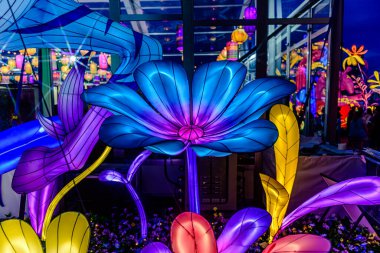 Icon Siyam alışveriş merkezi, nehir kenarındaki parkta YUYUAN Fener Festivali düzenliyor. Turistler ve yerel halk tarafından ziyaret ediliyor. Bangkok, Tayland. - 13 Ağustos 2025.