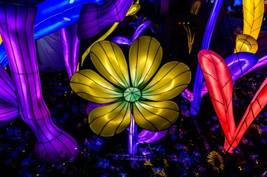 Icon Siyam alışveriş merkezi, nehir kenarındaki parkta YUYUAN Fener Festivali düzenliyor. Turistler ve yerel halk tarafından ziyaret ediliyor. Bangkok, Tayland. - 13 Ağustos 2025.