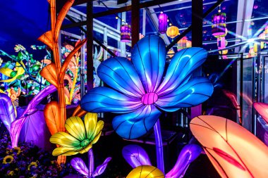 Icon Siyam alışveriş merkezi, nehir kenarındaki parkta YUYUAN Fener Festivali düzenliyor. Turistler ve yerel halk tarafından ziyaret ediliyor. Bangkok, Tayland. - 13 Ağustos 2025.