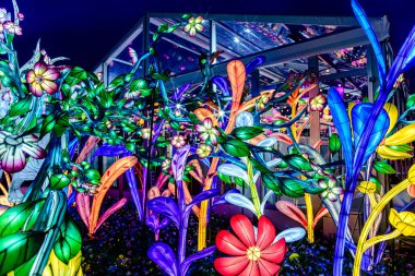 Icon Siyam alışveriş merkezi, nehir kenarındaki parkta YUYUAN Fener Festivali düzenliyor. Turistler ve yerel halk tarafından ziyaret ediliyor. Bangkok, Tayland. - 13 Ağustos 2025.