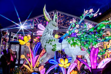 Icon Siyam alışveriş merkezi, nehir kenarındaki parkta YUYUAN Fener Festivali düzenliyor. Turistler ve yerel halk tarafından ziyaret ediliyor. Bangkok, Tayland. - 13 Ağustos 2025.