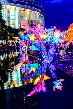 Icon Siyam alışveriş merkezi, nehir kenarındaki parkta YUYUAN Fener Festivali düzenliyor. Turistler ve yerel halk tarafından ziyaret ediliyor. Bangkok, Tayland. - 13 Ağustos 2025.