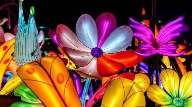 Icon Siyam alışveriş merkezi, nehir kenarındaki parkta YUYUAN Fener Festivali düzenliyor. Turistler ve yerel halk tarafından ziyaret ediliyor. Bangkok, Tayland. - 13 Ağustos 2025.