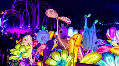 Icon Siyam alışveriş merkezi, nehir kenarındaki parkta YUYUAN Fener Festivali düzenliyor. Turistler ve yerel halk tarafından ziyaret ediliyor. Bangkok, Tayland. - 13 Ağustos 2025.