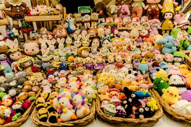 İkon Siyam alışveriş merkezi, turistlerin ve yerel insanların alışveriş için yiyecek ve mağaza standlarına sahip. Bangkok, Tayland. - 11 Ağustos 2025.