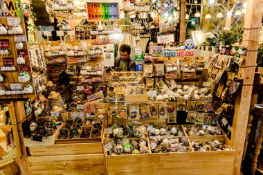 İkon Siyam alışveriş merkezi, turistlerin ve yerel insanların alışveriş için yiyecek ve mağaza standlarına sahip. Bangkok, Tayland. - 11 Ağustos 2025.