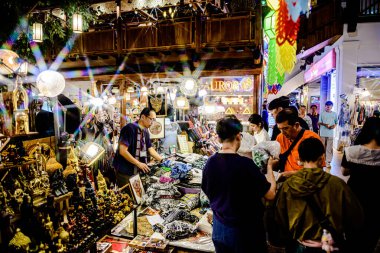 İkon Siyam alışveriş merkezi, turistlerin ve yerel insanların alışveriş için yiyecek ve mağaza standlarına sahip. Bangkok, Tayland. - 11 Ağustos 2025.