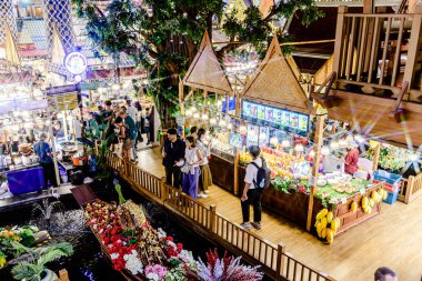 İkon Siyam alışveriş merkezi, turistlerin ve yerel insanların alışveriş için yiyecek ve mağaza standlarına sahip. Bangkok, Tayland. - 11 Ağustos 2025.