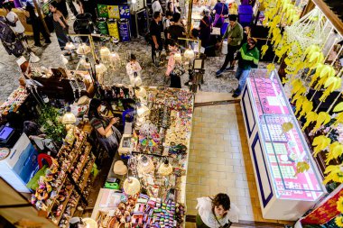 İkon Siyam alışveriş merkezi, turistlerin ve yerel insanların alışveriş için yiyecek ve mağaza standlarına sahip. Bangkok, Tayland. - 11 Ağustos 2025.