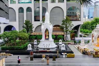 Central World 'ün dışında Asya' nın en iyi alışveriş merkezi. Dünyanın dört bir yanında turistler ve ziyaretçiler için farklı marka dükkanları var. Bangkok, Tayland. - 13 Ağustos 2025.