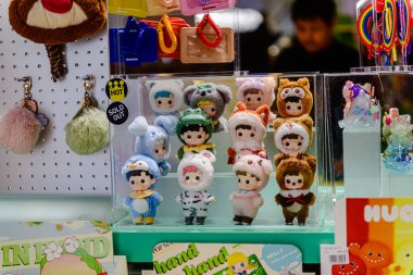 Orta Dünya 'nın iç manzarası Asya' nın en iyi alışveriş merkezidir. Dünyanın dört bir yanında turistler ve ziyaretçiler için farklı marka dükkanları var. Bangkok, Tayland. - 13 Ağustos 2025.