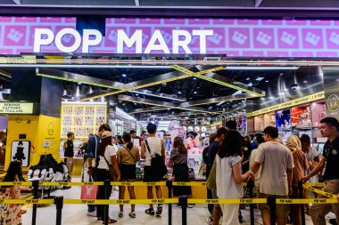 Orta Dünya 'nın iç manzarası Asya' nın en iyi alışveriş merkezidir. Dünyanın dört bir yanında turistler ve ziyaretçiler için farklı marka dükkanları var. Bangkok, Tayland. - 13 Ağustos 2025.