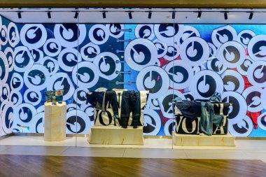 Orta Dünya 'nın iç manzarası Asya' nın en iyi alışveriş merkezidir. Dünyanın dört bir yanında turistler ve ziyaretçiler için farklı marka dükkanları var. Bangkok, Tayland. - 13 Ağustos 2025.