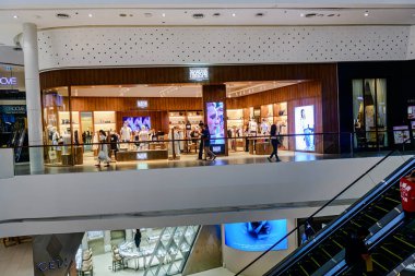 Orta Dünya 'nın iç manzarası Asya' nın en iyi alışveriş merkezidir. Dünyanın dört bir yanında turistler ve ziyaretçiler için farklı marka dükkanları var. Bangkok, Tayland. - 13 Ağustos 2025.