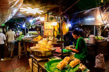 Yaowarat yolundaki Çin Mahallesi 'ne bakın. Yerel halk ve turistler bu en bilinen mekanda alışveriş ve yemekten hoşlanıyorlar. Bangkok-Tayland - 20 Ağustos 2025.