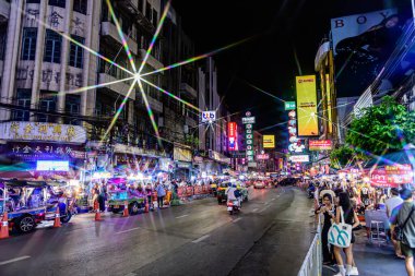 Yaowarat yolundaki Çin Mahallesi 'ne bakın. Yerel halk ve turistler bu en bilinen mekanda alışveriş ve yemekten hoşlanıyorlar. Bangkok-Tayland - 20 Ağustos 2025.